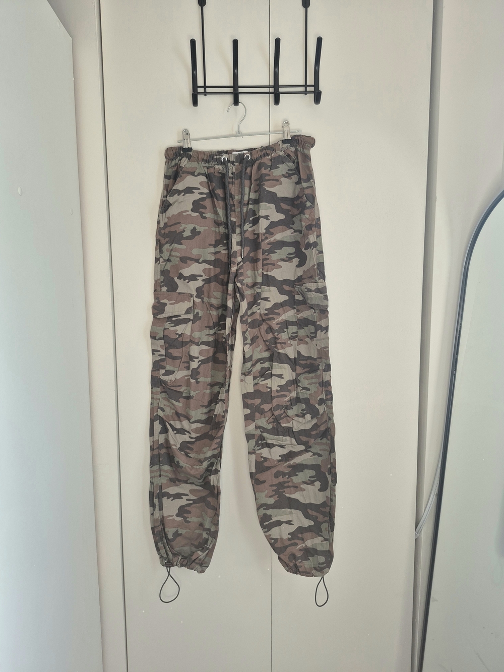 Ardene Women's Camo Cargo Pants in Green and Brown